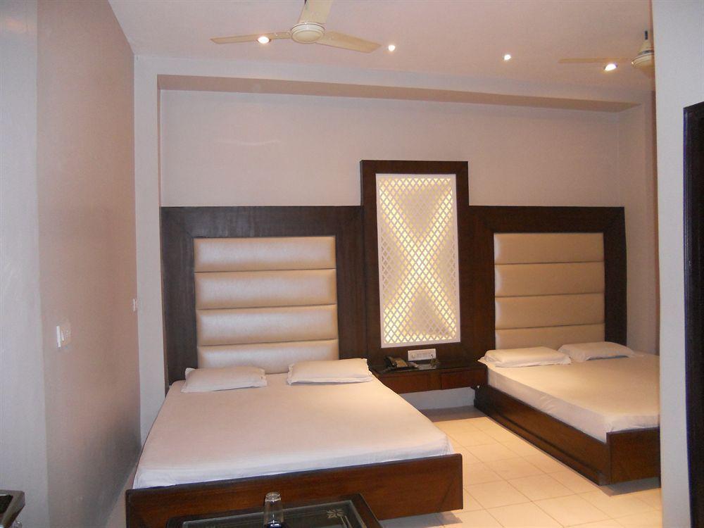 Amax Inn New Delhi Exterior photo