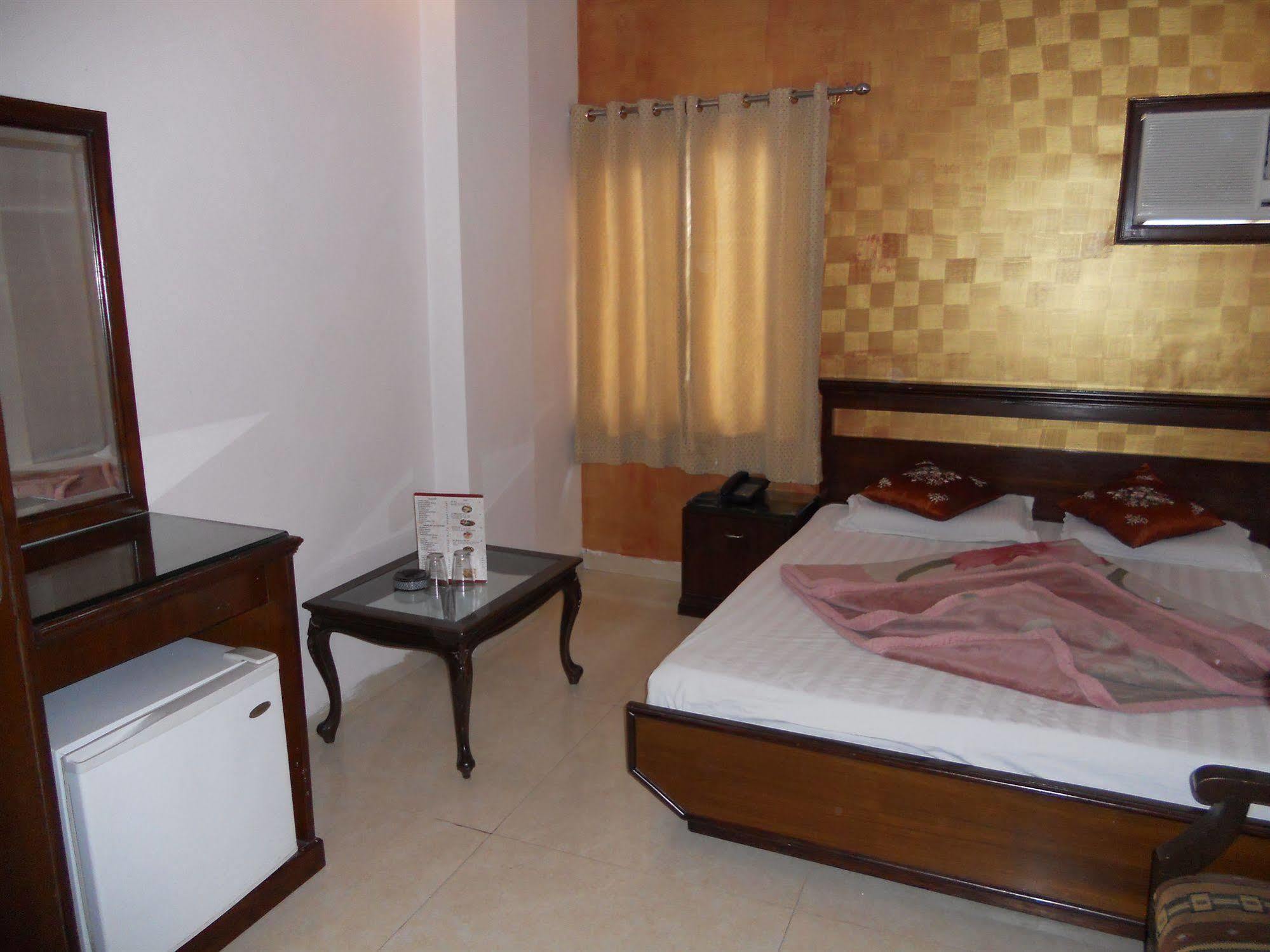 Amax Inn New Delhi Exterior photo