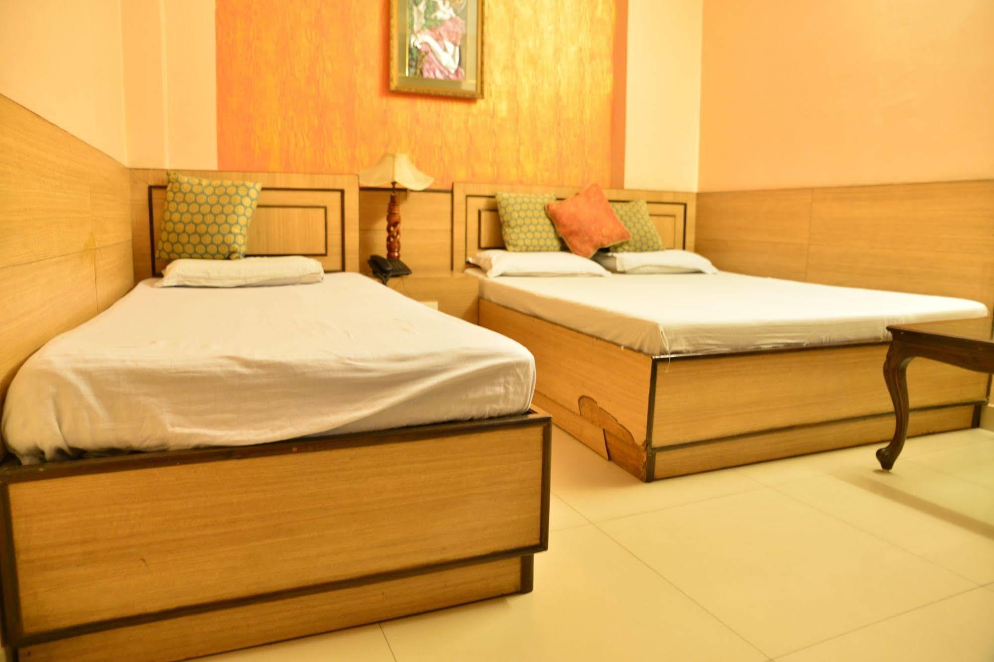 Amax Inn New Delhi Exterior photo